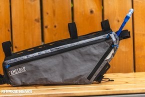 Das Camelbak M.U.L.E. Frame Pack ist in zwei Größen verfügbar