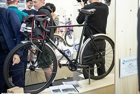 Die Lager bleiben beim Rossmann Randonneur übrigens automatisch im Rahmen, wenn man die Gabel ausbaut