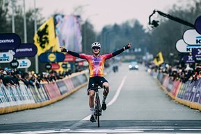 Lotte Kopecky gewann am Sonntag überlegen die Fandernrundfahrt der Frauen 2023.