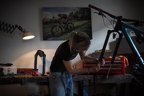 In ihrer Werkstatt gibt es eigentlich kein Bauteil ihres Bikes, welches sie nicht auseinander bauen und – im Fall der Fälle – wieder in Schuss bringen könnte.