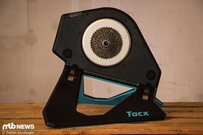 Der Tacx Neo 2T Smart ist ein Rollentrainer, der durch sein äußerst realistisches Fahrgefühl glänzen kann