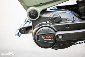 Der verbaute Bosch Performance Line-Motor verfügt über 75 Nm Drehmoment und beschleunigt das 30 kg schwere Bike, als wär es ein leichtes Rennrad.