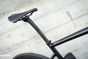 An den Roadbikes sorgt die Carbonsattelstütze in D-Form für zusätzlichen Komfort am Sattel