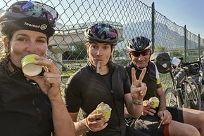 200 Kilometer am ersten Tag erweist sich dank dem starken Gegenwind als ambitionierter Plan. Mit einem Gelato im Bauch können wir uns für die finalen Kilometer motivieren.