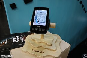 Der TwoNav GPS Trail 2 Plus ist etwas größer und verfügt über vier robuste Tasten zur Bedienung.