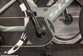 Kurbeln von Rotor und ein Carbon-Aero-Kettenblatt von Wattshop mit 60 Zähnen setzen Muskelkraft in Vortrieb um.