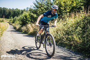 Ein schmerzender Hintern kommt beim Mountainbiken durch die aktivere Fahrweise und das häufige Aufstehen etwas seltener vor.