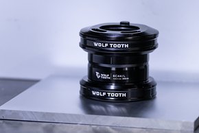 Ein oberes und ein unteres Teil bilden das Wolf Tooth Premium Integrated Headset.