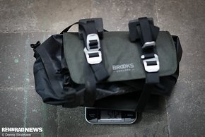 Die Brooks Scape Handlebar Roll wiegt kaum mehr als andere einteilige Bikepacking-Taschen für den Lenker.