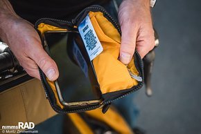 Die Pocket Bag schützt Smartphone & Co vor Beschädigungen im Messenger Bag und passt auch in jede Trikottasche.
