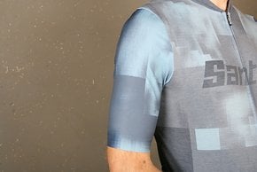 Die saumlosen Ärmel liegen wie bei einem Aerotrikot eng an.