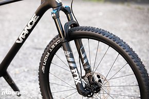 Das Bike ist mit Carbon-Starrgabel oder optional mit Fox 32 Performance-Federgabel (100 mm) verfügbar.