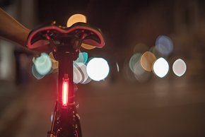 So lässt sich die rote LED-Leuchte nicht nur als Rücklicht am Fahrrad montieren …