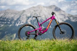 Neues Santa Cruz Bronson im ersten Test: Fliegste quer, siehste pink