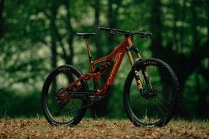 Neues Orbea Rallon Enduro-Bike: Flacherer Lenkwinkel und mehr Federweg