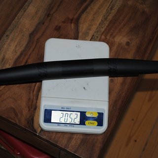 Gewicht Santa Cruz Lenker Carbon Flatbar 760mm 31,8x760mm, 9° Backsweep, 7mm Rise