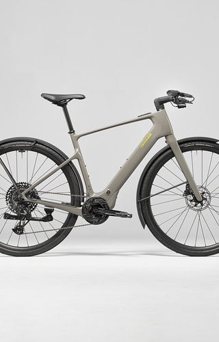 Das neue Cannondale Tesoro Neo Carbon kommt mit Carbonrahmen, Bosch SX und Alltags-Ausstattung daher.