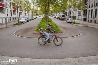 Trotz seines Gewichts bleibt das Delite5 GT Pinion in Kurven erstaunlich agil – die ausgewogene Geometrie und der tiefe Schwerpunkt machen sich hier bezahlt. Trotz seines Gewichts bleibt das Delite5 GT Pinion in Kurven erstaunlich agil – die ausgewogene Geometrie und der tiefe Schwerpunkt machen sich hier bezahlt.