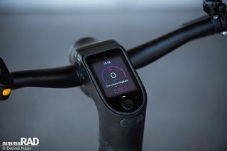 Das Farbdisplay des Decathlon-Bikes ist großzügig und in den Vorbau integriert.