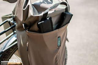 Clever gelöst: Die wendbare Netzabdeckung versteckt das QL2.1-System und bleibt auch als Tasche nutzbar.