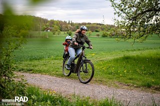 Sitzt, wackelt nicht: Im Test blieb der Helm auch bei zappeligen Mitfahrenden stabil auf dem Kopf. Sitzt, wackelt nicht: Im Test blieb der Helm auch bei zappeligen Mitfahrenden stabil auf dem Kopf.