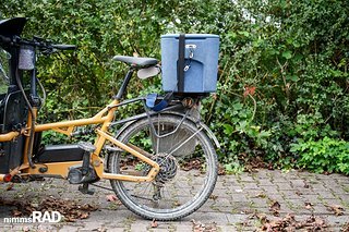 Dank des mitgefederten Gepäckträgers an unserem vollgefederten Testbike sind Box und Inhalt deutlich weniger Erschütterungen ausgesetzt, was sich spürbar auf Geräuschentwicklung und Fahrgefühl auswirkt.
