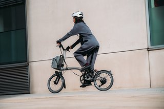 Die neue T Line Electric in Aktion – handgefertigt in London, jetzt mit e-Motiq-Antrieb.