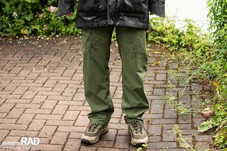Die Medvind Sweden 2nd Gen Allweather Fahrradhose in Olive Leaf macht auch abseits des Rads eine lässige Figur – UVP: 95 €. Die Medvind Sweden 2nd Gen Allweather Fahrradhose in Olive Leaf macht auch abseits des Rads eine lässige Figur – UVP: 95 €.