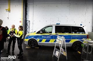 Preisfrage: Wer stellt ein Auto auf eine Fahrradmesse? Die Deutsche Polizei. So richtig überrascht sind wir nicht!