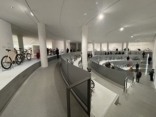 Die Ausstellung "Das Fahrrad. Kultobjekt. Designobjekt." in der Pinakothek der Moderne, München, läuft noch bis zum 24. September 2024.