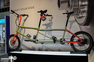 Ausgezeichnetes Einzelstück: Das Custom-Tandem von Drust Cycles wurde mit dem ‚Best in Show‘-Award auf der Bespoked prämiert und zog am Stand von 3x3 die Blicke auf sich. Ausgezeichnetes Einzelstück: Das Custom-Tandem von Drust Cycles wurde mit dem ‚Best in Show‘-Award auf der Bespoked prämiert und zog am Stand von 3x3 die Blicke auf sich.