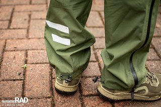 Die Medvind Allwetterhose bietet durchgehende Seitenreißverschlüsse, reflektierende Details und zwei flache Taschen – für schnellen Einstieg mit Schuhen und funktionalen Wetterschutz im urbanen Einsatz. Die Medvind Allwetterhose bietet durchgehende Seitenreißverschlüsse, reflektierende Details und zwei flache Taschen – für schnellen Einstieg mit Schuhen und funktionalen Wetterschutz im urbanen Einsatz.