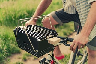 Was ist besser als Fahrradfahren? Richtig, Fahrradfahren mit Grill am Lenker!