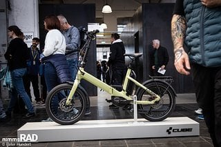 Cube Fold Sport Hybrid 500: Das Klapp-E-Bike kann man für 3.049 € (UVP) mit in Bus, Bahn und Büro nehmen.