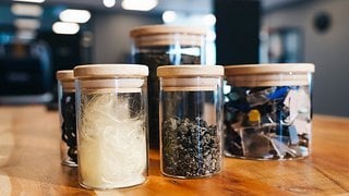 Müll, Aramid aus Schutzwesten und Algen. Aus diesen skurrilen Zutaten stellt reTyre Reifen her. Ohne Gummi und angeblich ohne CO2-Footprint.