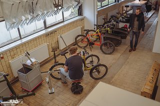 Die Montage eines Bikes dauert inklusive der Arbeiten an der Vorderachse und den Bremse etwa einen Arbeitstag.