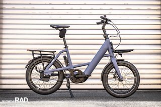 Das Momentum Compakt E+ 1 wartet mit stufenloser Enviolo-Automatik, 75 Nm-Motor, gefederter Sattelstütze und klappbarem Lenker auf. Preis: 4.999 €, Gewicht: 28,7 kg. Das Momentum Compakt E+ 1 wartet mit stufenloser Enviolo-Automatik, 75 Nm-Motor, gefederter Sattelstütze und klappbarem Lenker auf. Preis: 4.999 €, Gewicht: 28,7 kg.