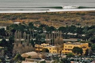 Blick auf den Patagonia Campus in Ventura, Californien und den dortigen Swell.