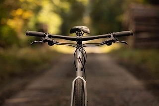 Die Kombination aus Gravel-Rennrad und MTB-artigem Lenker gefällt uns gut.