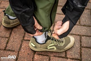 Um den Fit anzupassen, verfügt die Hose über einen Gummizug am Saum. Um den Fit anzupassen, verfügt die Hose über einen Gummizug am Saum.