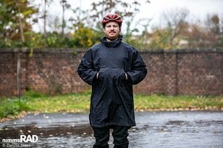 POC Antwerp Regenponcho: Stylisch und mit einigen cleveren Funktionen ausgestattet, aber eines der hochpreisigsten Produkte im Testfeld.