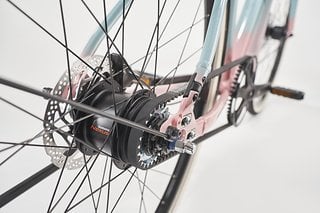 Die verbaute Shimano Nexus Nabenschaltung stellt 8-Gänge zur Verfügung und soll in Kombination mit dem Gates-Riemen besonders wartungsarm sein.