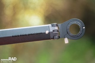 Neue Klemmung mit nach hinten gewanderter Schraube Neue Klemmung mit nach hinten gewanderter Schraube