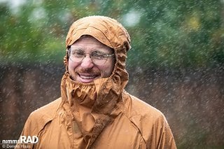 Kein Auge trocken: Beim Regenbekleidungs-Test hat die Redaktion wirklich alles gegeben!