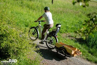 Fahrverhalten überzeugt: Kein Schlingern, kein Bremsruck – der Hänger verhält sich vorbildlich neutral. Fahrverhalten überzeugt: Kein Schlingern, kein Bremsruck – der Hänger verhält sich vorbildlich neutral.