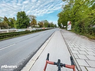 Entgegen des Staus raus aus der Stadt am Morgen