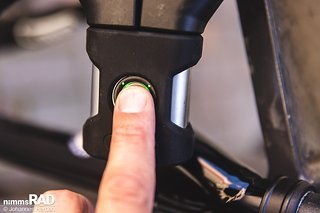 Der Finger wird mittig darauf positioniert, die grünen LEDs leuchten – und das Schloss springt auf. Der Finger wird mittig darauf positioniert, die grünen LEDs leuchten – und das Schloss springt auf.