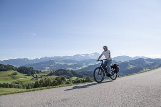 Das Flyer Goroc X in seinem natürlichen Habitat vor der spektakulären Kulisse des Appenzellerlands und dem Gipfel des Säntis.