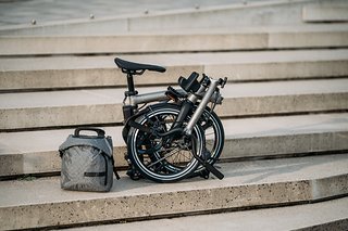 Das Brompton Electric T Line kombiniert Titan und Carbon zu einem der leichtesten E-Bikes der Welt – ab Ende Oktober erhältlich ab 5.995 €.