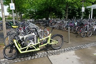 Selten, aber sie gibt es: Die speziellen Parkplätze für Cargobikes.